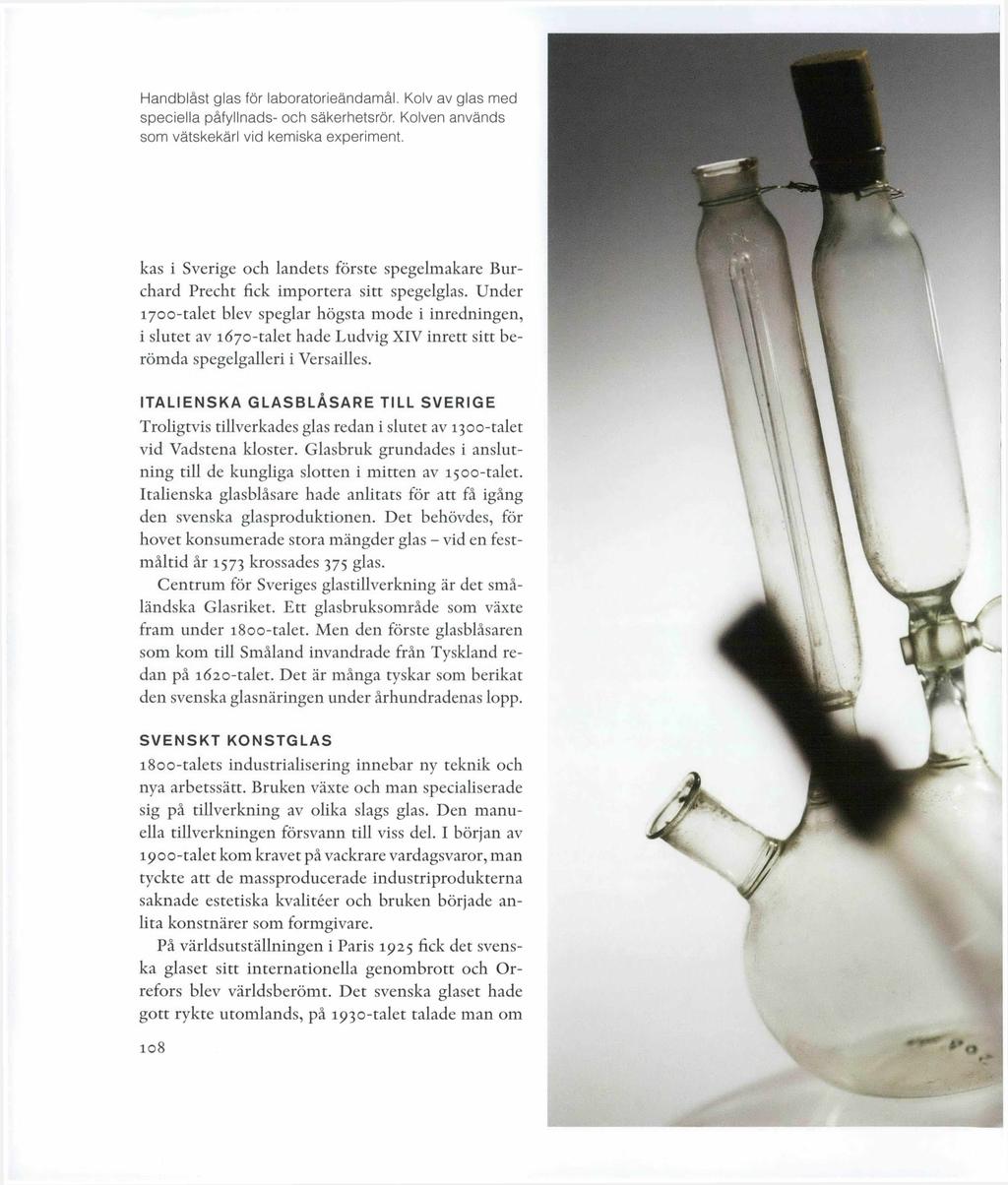 Handblåst glas för laboratorieändamål. Kolv av glas med speciella påfyllnads- och säkerhetsrör. Kolven används som vätskekärl vid kemiska experiment.