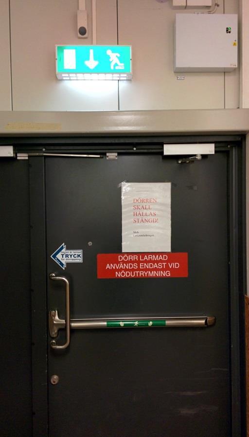 I taket mellan butikerna finns stora överföringar och hål vilka bidrar till att brandgaser kan transporteras mellan butiker.