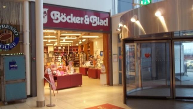 Det finns tre utrymningsvägar ut från Böcker & Blad men endast en av dessa leder direkt ut till det fria. De andra två är in- och utgångar till butiken från gångstråket.
