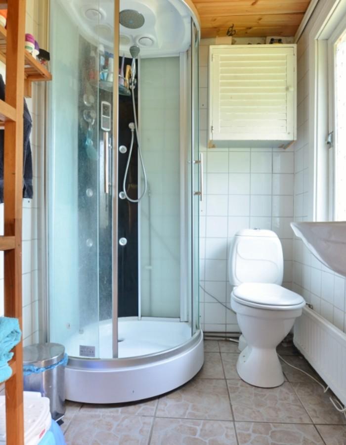 Badrum Helkaklat badrum med wc, tvättställ och duschkabin.