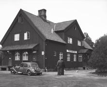 Gamla postkontoret. Foto från 1948. Beläget vid järnvägen. Bilden kommer från Åke Sörlins bildsamling som ägs och är vänligen utlånad av Vilhelmina Kommuns Fotoarkiv.