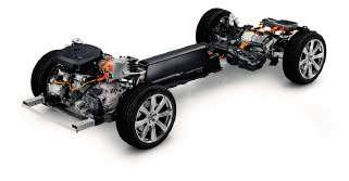 Förutom en högpresterande bensinmotor med både kompressor och turbo har den en kraftfull elmotor som ger ett omedelbart och imponerande vridmoment på bakhjulen.