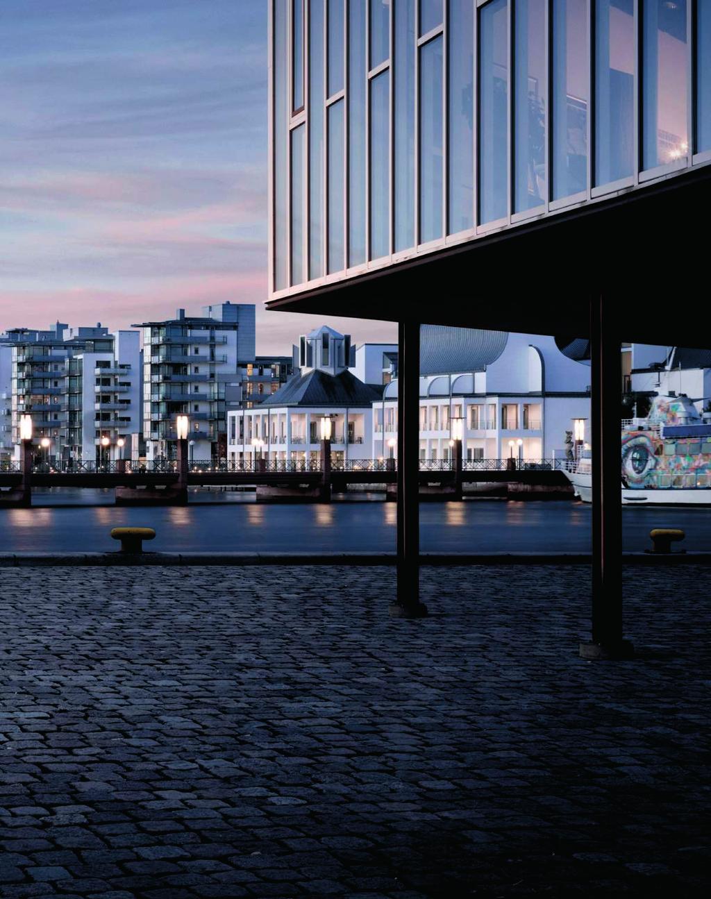 Volvo XC90 är en plats där du kan koppla av, tänka och färdas i förstklassig komfort. En tillflyktsort där modern skandinavisk design möter svenskt hantverkskunnande och ingenjörskonst.