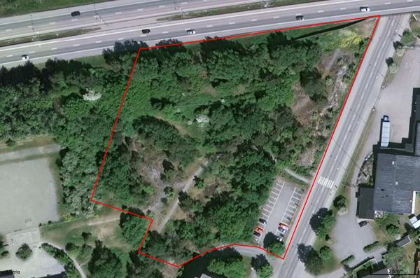 se I områdets norra del finns idag av en skogklädd uppfylld höjd mot väg 222 (bullervall?