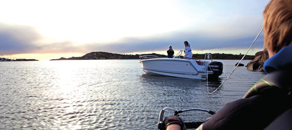 Pris endast båt UTRUSTNING OCH BEKVÄMLIGHET S-line uppgradering (Laminatdurk, vattenskidbåge, Garmin 721, ljudsystem och fast tank) S-line uppgradering (Laminatdurk, vattenskidbåge, Garmin 721 och