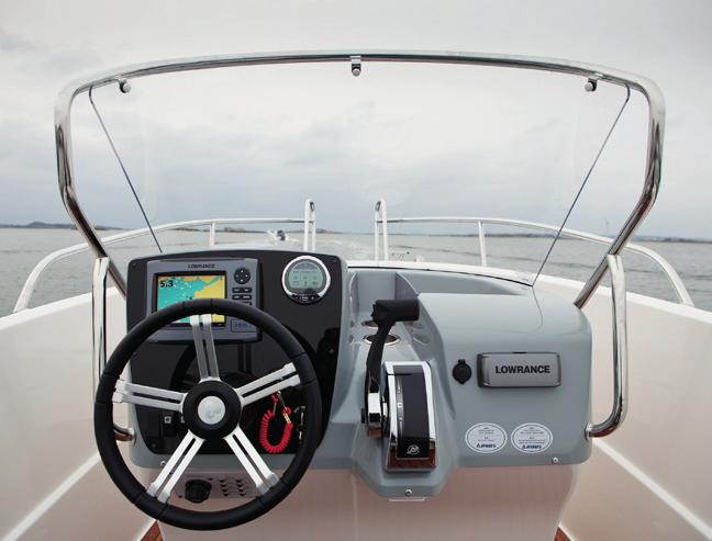 Pris endast båt UTRUSTNING OCH BEKVÄMLIGHET S-line uppgradering (Laminatdurk, vattenskidbåge, Garmin 721, ljudsystem och fast tank) Förtöjningspaket Flaggstång med flagga Styrpulpetsöverdrag