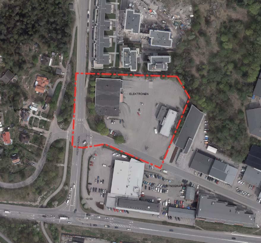 Söder om kvarteret Elektronen ligger Hovslagarevägen med ca 2500 fordon/årsmedeldygn. Längs Frestavägens västra sida finns en cykelbana som korsar Danderydsvägen planskilt söder om planområdet.
