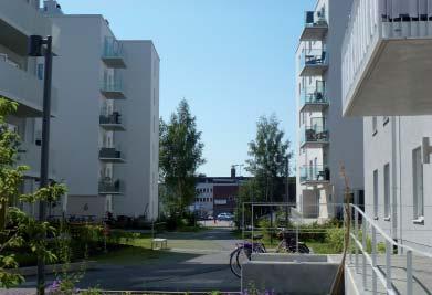 Danderydsvägen, söder om planområdet, trafikeras av ett flertal busslinjer. Närmaste pendeltågsstationer ligger i Häggvik och i Sollentuna centrum.