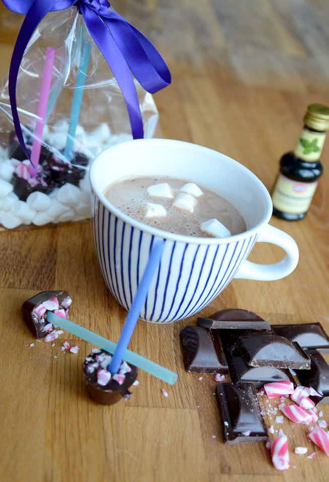 Gå-bort-present Fyll en påse med minimarshmallows och några chokladklubbor som du kan ha med dig när du
