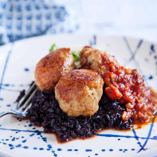 Kommande meny vecka 11 Recept 1: Recept 2: Recept : Fredriks kycklingfärsbollar med svart ris och het tomatsås Klassiska hamburgare med