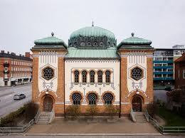 JUDARNAS KYRKA - SYNAGOGAN Synagoga här håller judarna sina gudstjänster. Ordet synagoga betyder samlingsplats. Personen som leder gudstjänsten kallas kantor.