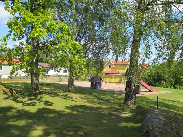 12. KIRTENPARKEN Lekpark Ca 0,50 ha ha Platsen saknar skydd av detaljplan STRÖMSLUND Kirtenparken består bland annat av en liten lekplats med en öppen gräsyta.