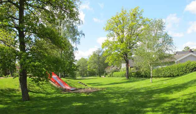 3. BJÖRKEDAL STRÖMSLUND Lekpark Ca 0,5 ha Detaljplan för området saknas Det finns ingen vegetation i någon mellanhöjd, vilket gör att insikten är bra men rumsligheten kan stärkas genom att skapa ett