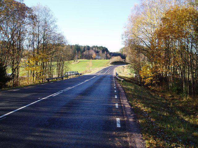 Bron är för smal för att inrymma en gång- och cykelväg och en ny separat GC-bro behöver byggas intill. A B Bild 11 Bro över Lillåns östra gren.