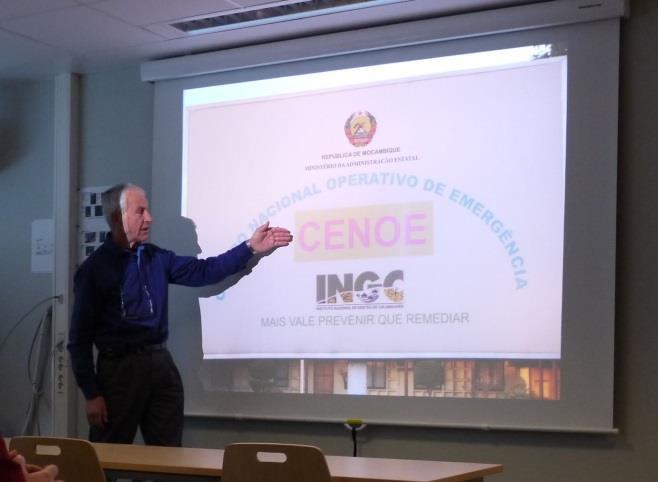 CENOE Centro Nacional Operativo de Emergencia och på engelska National Emergency Operations Centre Maten, levererad från Kalas på hamnen, låg fint upplagd med en bubbla över.