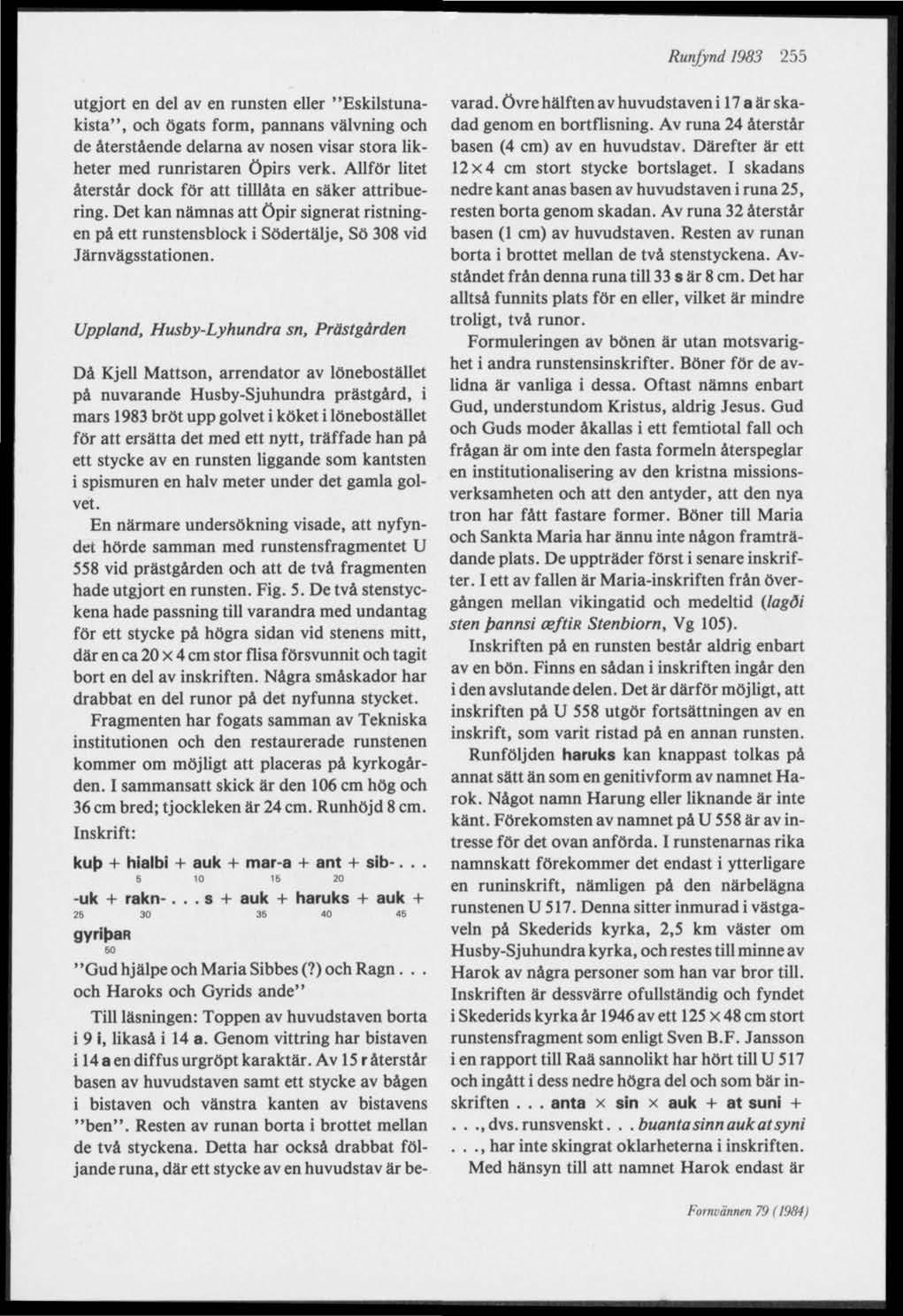 Runfynd 1983 255 utgjort en del av en runsten eller "Eskilstunakista", och ögats form, pannans välvning och de återstående delarna av nosen visar stora likheter med runristaren öpirs verk.