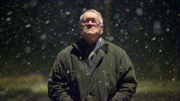 Nationen är hårt drabbad av andra världskriget och för att stärka moralen i hemmen sätter man sin tillit till propagandafilmer.