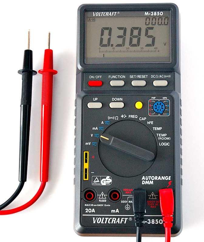 Lektion 1: Den digitala multimetern Exempel på en digital multimeter Just nu inkopplad för att mäta spänning.