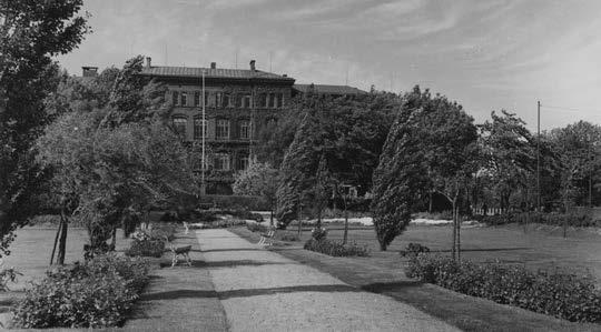 Tullskolan anses ha ett kulturhistoriskt värde. Bild 30. Kolerat vykort (beskuret) över det tidigare länslasarettet (numera Tullskolan) från runt 1900 (källa: Blekinge museum) Bild 31.