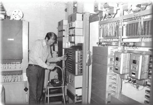 Även tonsignalutrustning, 1425 Hz för telefoni och 1225 Hz för radiomanöver fanns. Det fanns även en intern snabbtelefonanläggning, med apparater i varje rum. (Arv från W5). Stören. Rrjalhytter.