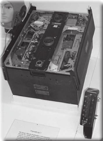 För kommunikation användes handmikrofon för tal och nyckling av sändare och högtalare för avlyssning av mottagare. FMR 7 blev under 1977 ersatt av den modernare flerkanalsradion FMR 18.