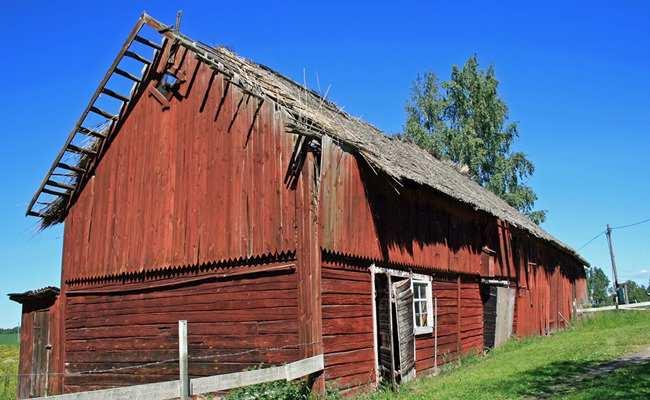 ÖREBRO HJÄLMARSHOLM 1:6 Byggnadssätt forts väggar och tak. I vardagsrummet finns en putsad kakelugn (ej godkänd för användning). Intill vardagsrummet finns ett sovrum.