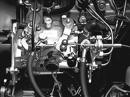 15 & 16) VIKTIGT: Bränslesystemet kan behöva luftas när en ny motor startas för första gången, om det blir slut på bränsle eller om underhållsarbeten utförs på bränslesystemet. 1. Lås upp huven och lyft upp den.