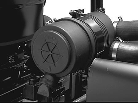 Serva luftrenarfiltren när luftrenarindikatorn (fig. 31) blir röd eller var 400:e timme (oftare under mycket dammiga eller smutsiga förhållanden). Serva inte luftrenarfiltret för ofta. 3. Se till att locket sitter tätt runt luftrenarhuset.