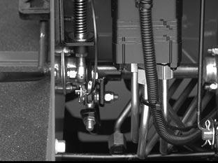 Hydraulsystemets filterhuvud har en serviceindikator. Titta på indikatorn när motorn går. Indikatorn skall vara i det GRÖNA fältet. När indikatorn är i det RÖDA fältet skall filterelementet bytas.