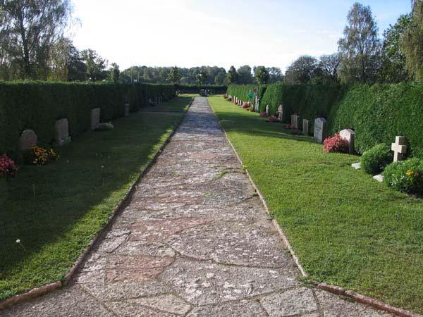sydöstra hörn går samman fram till kyrkogårdens ingång i sydost. Från denna ingång går också en gång västerut genom kyrkogårdsdelen som anlades 1990.