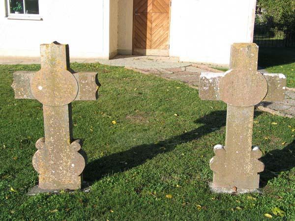 Två av de äldre kalkstenskors som finns kvar på Böda kyrkogård står framför vaktmästeriet. Båda är från 1870-talet.