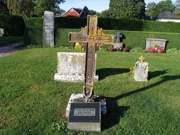 Kyrkoherde Anders Kjellbergs rostiga och lavbeväxta gjutjärnskors står i kvarter C. Framför ligger hustrun Ulrika Wilhelminas gravvård av svart granit.