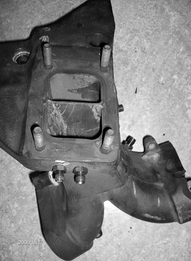 Figur 14. Turbogrenrör, t.v. 8-4 system, t.h. 8-2 system. 3.2.1.2 Turbo För att få svar på hur verkningsgraden på turbon påverkas av enkelt eller dubbelt inlopp provades båda typer.
