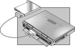 Använd OmniBook tilläggsmoduler %RZÇRHHMWOIXXIRLIXIR Använd diskettenheten Du kan installera diskettenheten i facket för tilläggsmoduler eller ansluta den externt till parallellporten.