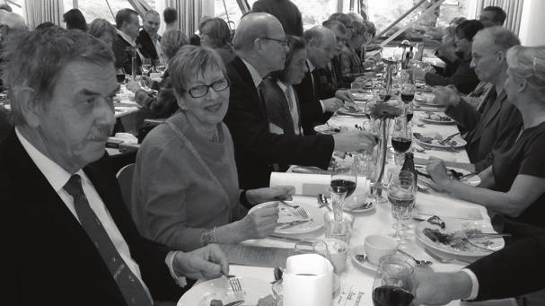 Snapssångerna avlöste varandra och stämmningen var hög.