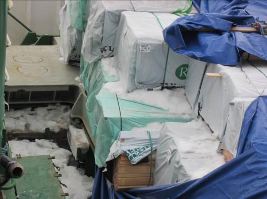 52 tillfället. I akterkant var lasten däremot lastad ut på stöden för containers och sträckte sig i princip till spant 20.