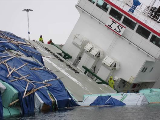 Akterkant visande stöden för containers. Foto: Transportstyrelsen. Figur 35. Foto visande att däckslasten var stuvad långt akter mot däckshuset. Foto: Kustbevakningen.