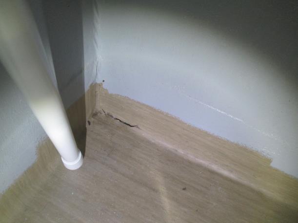 Kommentarer och riskanalys A Sprickor i golvmattan vid tröskel och väggvinkel samt lös klämring med mattsläpp fuktindikering ok.
