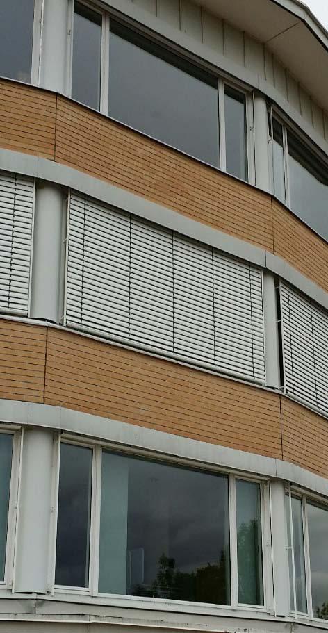 Fasadpersienner Fasadpersienn är en kraftig persienn som används utomhus. Med tanke på vind monteras fasadpersienn alltid med någon typ av sidostyrning.
