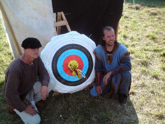 Taveltävling i SCA-lägret Även i år gav arrangörerna av SCA-lägret armborstskyttarna möjlighet att få skjuta en tävling till under medeltidsveckan.