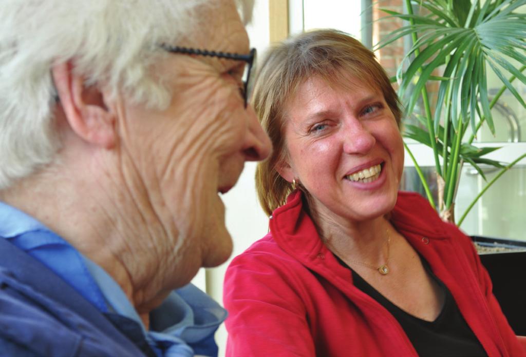 De tittar på varandra och ler varmt Nej, det är ingen allmän fikastund i Alvesta församlingshem utan det är ett möte som uppstått av en slump mellan en farmor och en mamma i väntan på barnens