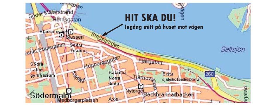 På högra sidan om gångvägen är det en byggarbetsplats. Ett par minuters promenad bort ligger vår terminal en rödbrun byggnad. Fartyget ligger inne vid kaj från 15:45.