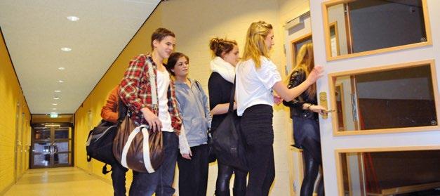 funktioner. Samtidigt kan det vara personer som är på väg till nästa lektion, elever som pratar och leker, grupper som arbetar och enskilda elever som försöker koncentrera sig.