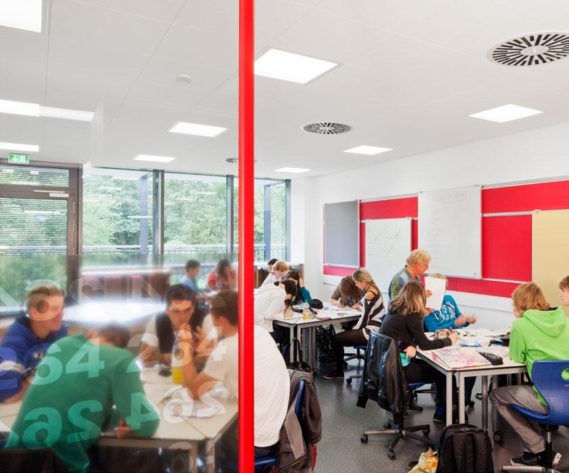 Överst: Berufliche Schulen des Werra-Meißner-Kreises i Witzenhausen, Tyskland Fotograf: Hans Georg Esch
