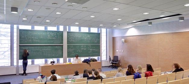 För att studenterna ska kunna lära sig något är det viktigt att föreläsarens röst reflekteras på ett sådant sätt att den når ut till alla åhörare bekvämt och tydligt, utan att föreläsaren måste höja