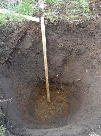 På fastigheterna grävdes sammanlagt 7 st. provgropar på mellan 0,3 m till 0,6 m och prover uttogs i 0,1-0,2 m skikt.