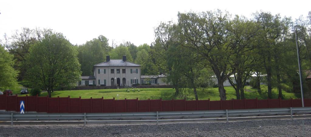 och har ett västläge och består mestadels av gräs med utspridda träd och buskar. Den bakre delen av gården, bakom husen, består till största delen av skog.