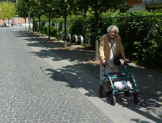 Det är viktigt att det finns platser för alla. Ergonomiskt sittvänliga soffor med upprätt hållning och armstöd varvas med mer spontana sittplatser eller häng i trappor, murar eller dyl.
