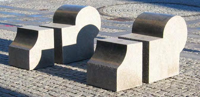 Gatugestaltningen Passage av Yngve Brothén (2002) är ett 60 kvm stort område i granit, diabas, glas och fiberoptik.