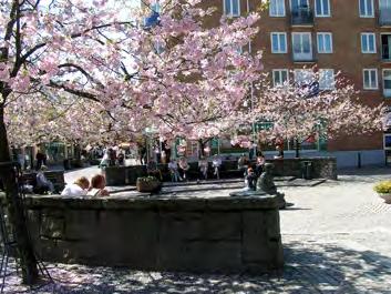 Övermöblerad och otydlig. Saker ser ut att ha tillkommit efterhand. Svårt att uppleva rummet som helhet.